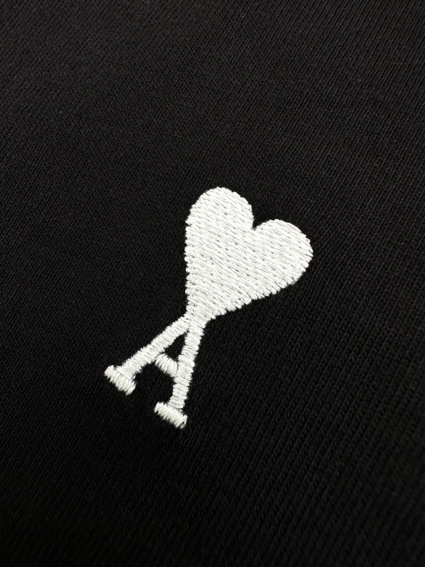 Ami Paris logo embroidered short sleeves. Customized high-count densely spun cotton. Soft and delicate, comfortable and skin-friendly. The jet black background is like the night color on the body. The extremely restrained color tone demonstrates an effortless sense of luxury. The love logo on the chest is embellished with rough particles. The AMI embroidery of the same color on the back quietly echoes. The French romance is hidden in the details. Low-key but highly recognizable. Use minimalist brushwork to outline a luxurious and relaxed state. Process 1: Use imported machine embroidery process Use advanced computer control systems and precision mechanical components to realize Ami logo and letter embroidery operations with high precision and smooth and delicate lines. Process 2: The fabrics have been fermented and washed for better hand feel. Not easy to deform, not easy to shrink, not easy to fade, and maintain long-term beauty. Accessories: Customized 1:1 Ami trademark. Version: Loose version. Size: S M L XL. Style number: BB 820.